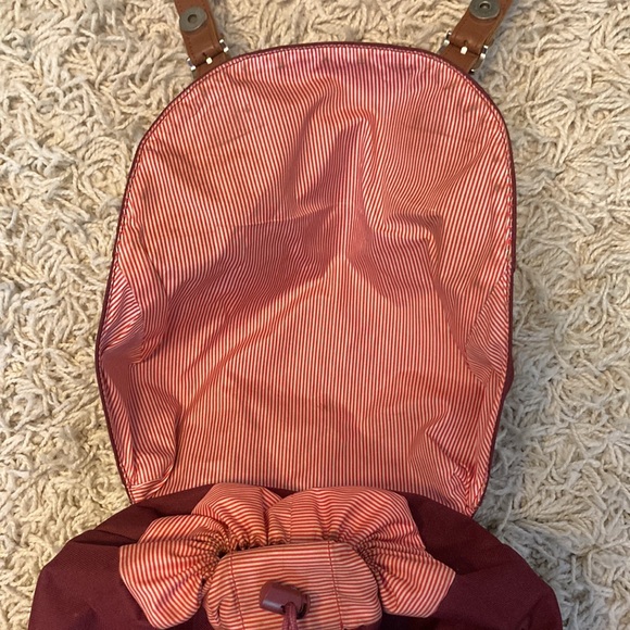 Red Herschel backpack - Picture 2 of 3